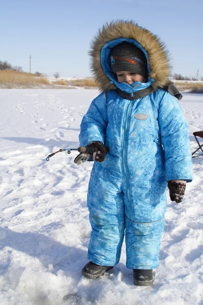 Pesca invernale Giovane pescatore — Foto Stock