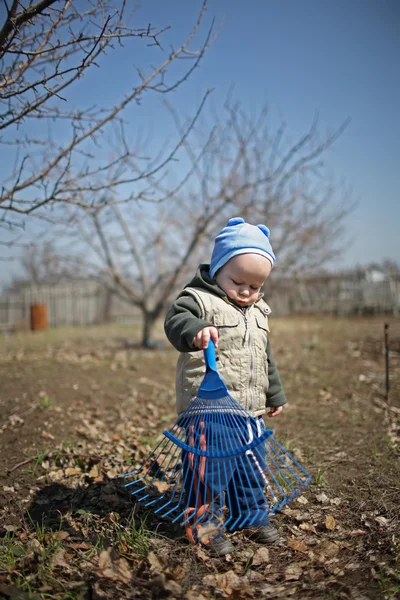 Весна в саду для детей — стоковое фото