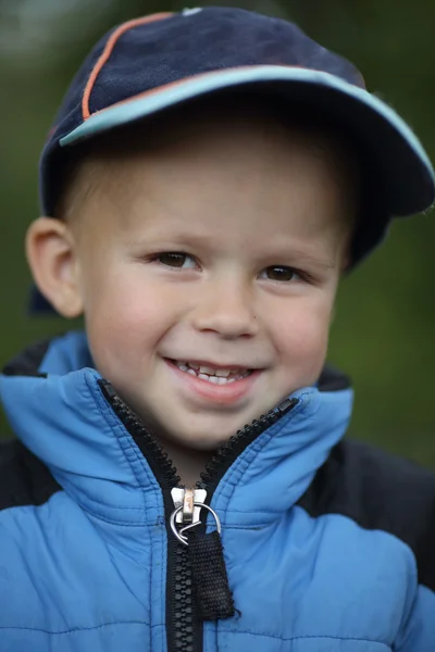 Porträt eines fröhlichen Jungen — Stockfoto