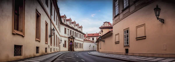 Prag, antik sokakta insanlar olmadan — Stok fotoğraf