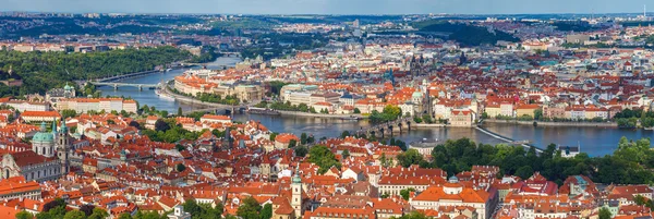 Allmän översikt över Prags historiska centrum och floden Vltava — Stockfoto