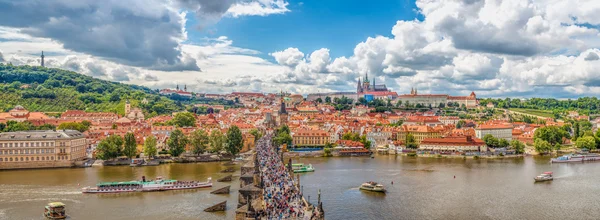 Γενική άποψη του ιστορικού κέντρου της Πράγας και τον ποταμό Μολδάβα — Φωτογραφία Αρχείου