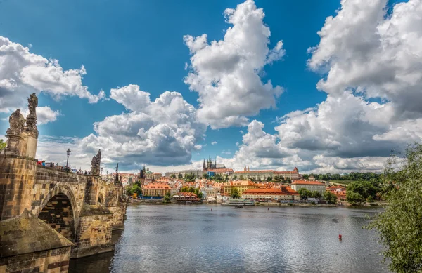 Allmän översikt över Prags historiska centrum och floden Vltava — Stockfoto