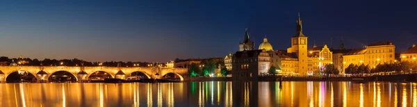 Prague at night Charles Bridge to the river and the old town cen — Stock Photo, Image