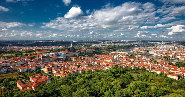 Prag'ın tarihi merkezi ve Vltava Nehri genel görünümü — Stok fotoğraf