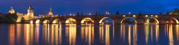 Prague at night Charles Bridge to the river and the old town cen — Stock Photo, Image
