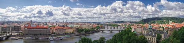 Panorama de Praga, río y puentes — Foto de Stock