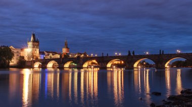 Praga Ponte Carlo di notte al fiume e la vecchia città cen