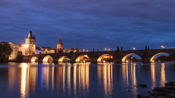 Praga Ponte Carlo di notte al fiume e la vecchia città cen — Stok fotoğraf