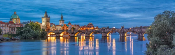 Prague at night Charles Bridge to the river and the old town cen — Stock Photo, Image