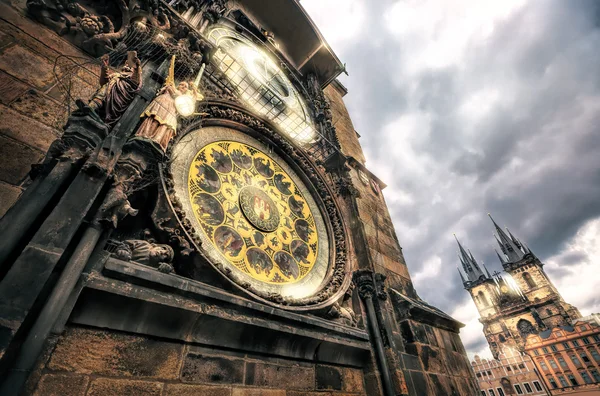Praag toren en astronomische klok op het oude stadhuis — Stockfoto