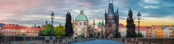 Sunrise on the Charles Bridge, panorama. — Stock Photo, Image