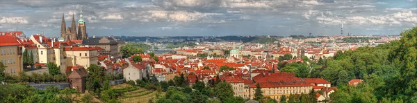 Prag Panoraması ile Prag kırmızı çatılar — Stok fotoğraf