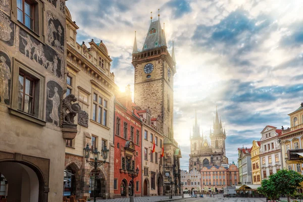 Soluppgång på torget i gamla stan Prag — Stockfoto