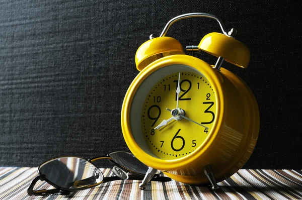 Reloj despertador retro amarillo en estera de color muestra 8 reloj aislado bl —  Fotos de Stock