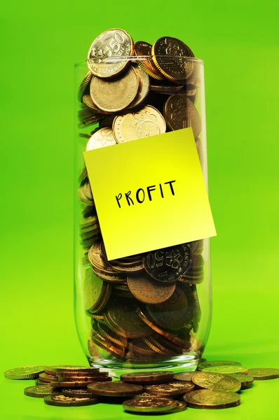 Overload coins in glass with sticky notes profit — Stock Photo, Image
