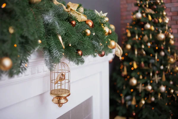 Gyönyörű karácsonyfa díszítéssel a nappaliban — Stock Fotó
