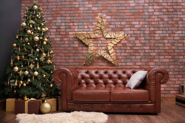 Hermoso árbol de Navidad con decoraciones en la sala de estar —  Fotos de Stock