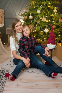 Oturma odasında Noel ağacı olan güzel bir aile.