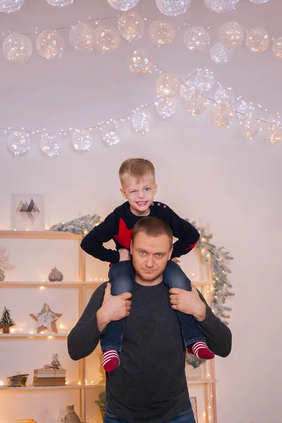 Gyönyörű család karácsonyfával a nappaliban — Stock Fotó