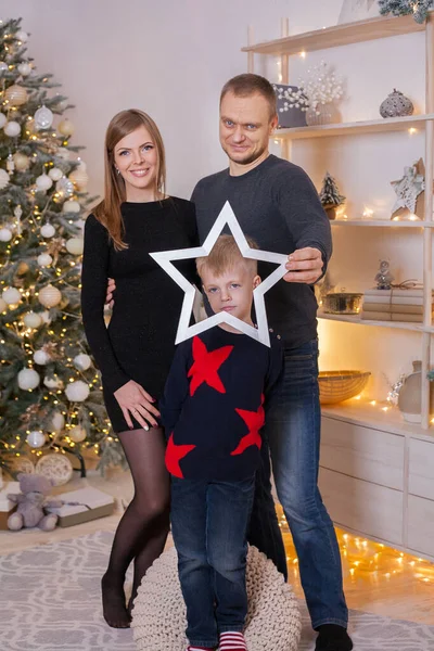 Vacker familj med julgran i vardagsrummet — Stockfoto