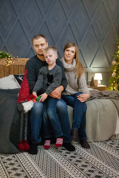 リビングルームでクリスマスツリーと美しい家族 — ストック写真