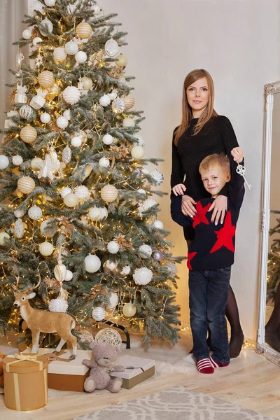 リビングルームでクリスマスツリーと美しい家族 — ストック写真