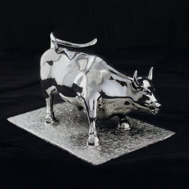 Metal gümüş boğa 2020 yılının simgesi siyah bir arkaplanda