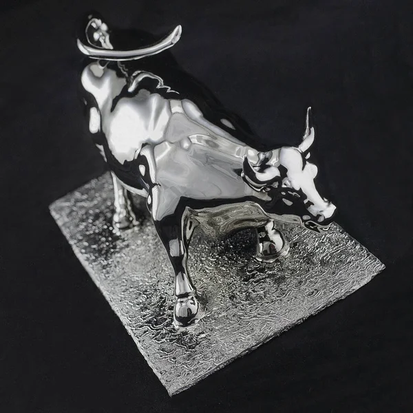 Metal gümüş boğa 2020 yılının simgesi siyah bir arkaplanda
