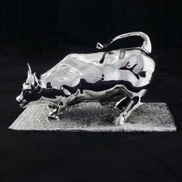 Metal gümüş boğa 2020 yılının simgesi siyah bir arkaplanda