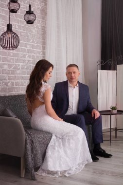 Güzel damat ve sürükleniyor düğün gününde