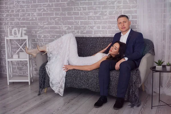 Bello sposo e dride nel giorno del matrimonio — Foto Stock