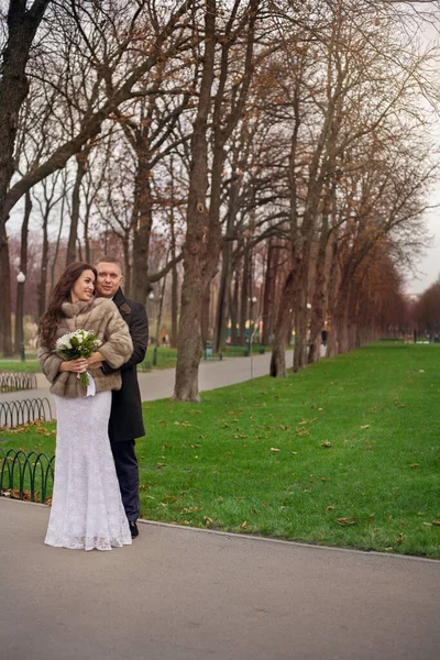 Schöner Bräutigam und Drift am Hochzeitstag — Stockfoto