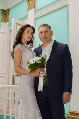 Güzel damat ve sürükleniyor düğün gününde