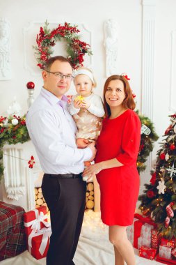 Oturma odasında Noel ağacı olan güzel bir aile.