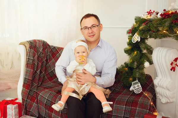 Padre feliz con hija en el estudio con decoración de Navidad —  Fotos de Stock