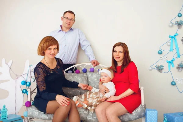 Piękna szczęśliwa rodzina w studio — Zdjęcie stockowe