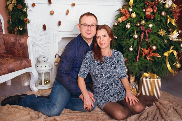 Hermosa familia con árbol de Navidad en la sala de estar —  Fotos de Stock
