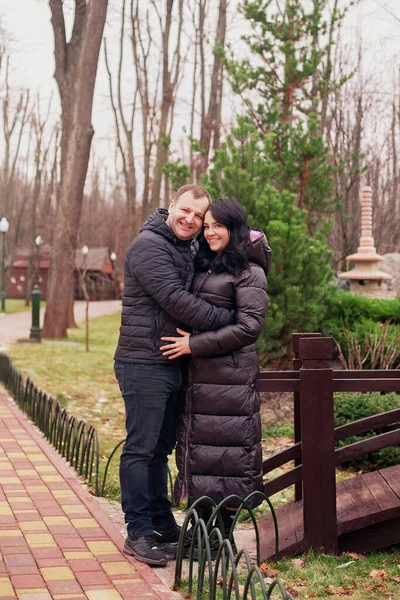 Par förälskade man och hustru utomhus på hösten — Stockfoto