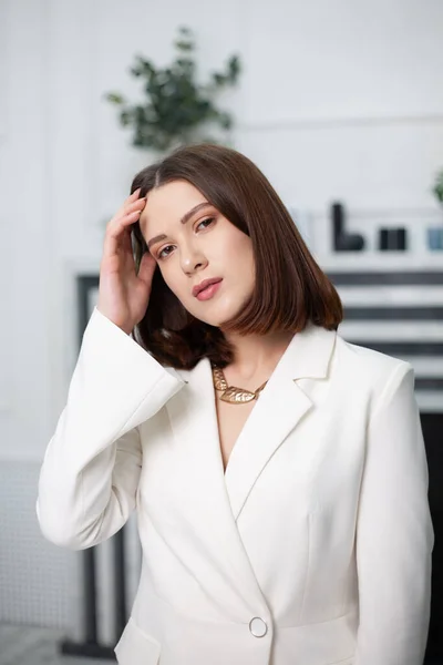 明るい部屋のオフィスの白いジャケットのきれいな女性 — ストック写真
