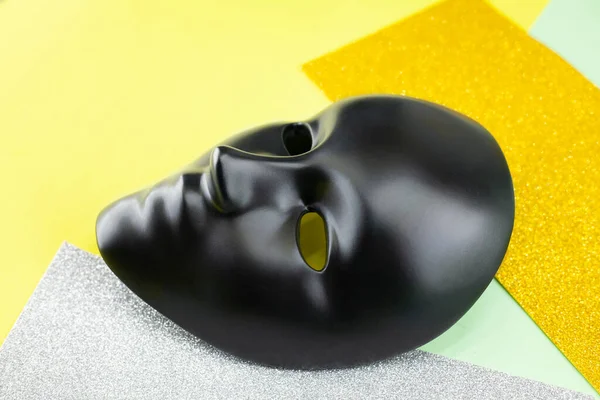 Siyah karnaval maskesi bir kadın ya da erkek için yüzünü tamamen gizliyor.