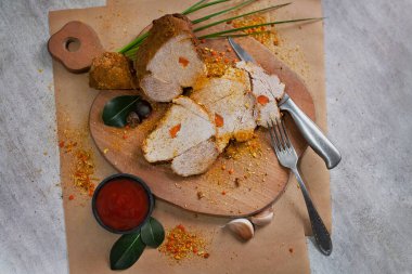 Tahtada et için baharatlı haşlanmış domuz eti.