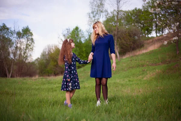 Madre Rubia Mujer Hija Aire Libre Primavera Día Soleado — Foto de Stock