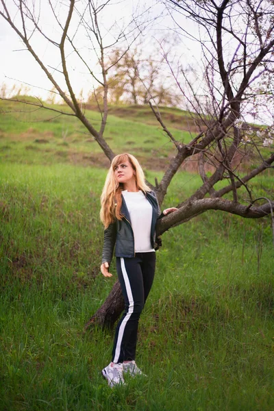 Mulher Bonita Com Cabelo Loiro Dia Ensolarado Verão Natureza — Fotografia de Stock