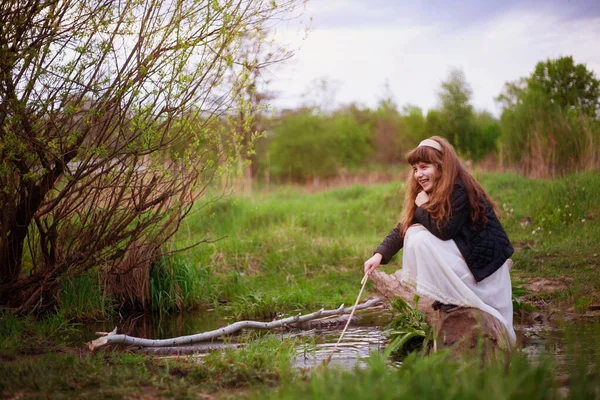 Petite Fille Reposer Sur Jour Printemps Ensoleillé Sur Fond Herbe — Photo