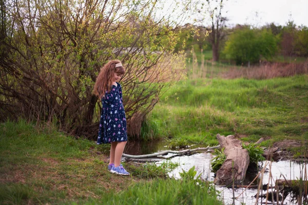 Klein Meisje Hebben Een Rust Een Zonnige Lentedag Achtergrond Van — Stockfoto