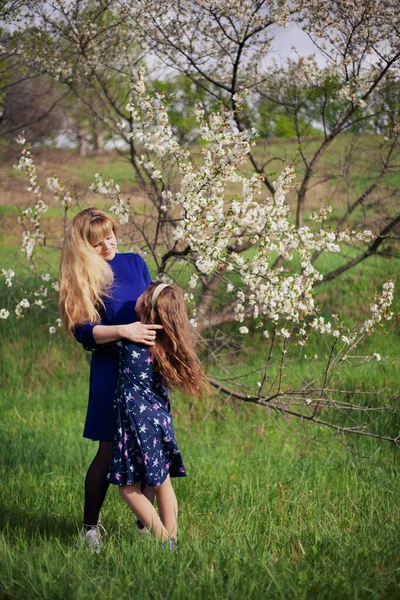 Madre Rubia Mujer Hija Aire Libre Primavera Día Soleado — Foto de Stock