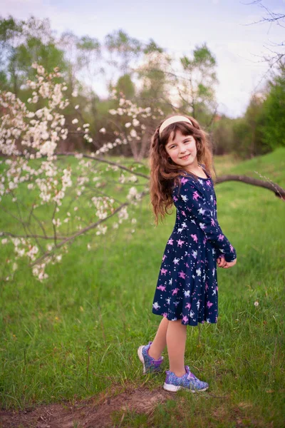 Девочка Отдыхает Солнечный Весенний День Фоне Травы Цветов — стоковое фото