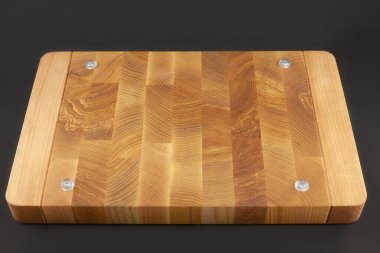 Hafif ve karanlık arka planda sebze ve baharatlı ahşap kalas.