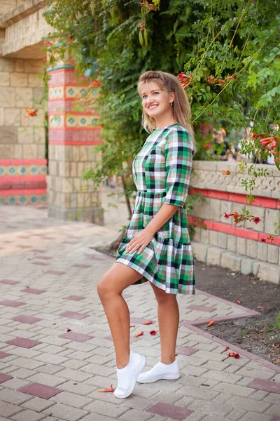 Mujer feliz en el parque de verano en vestido corto — Foto de Stock